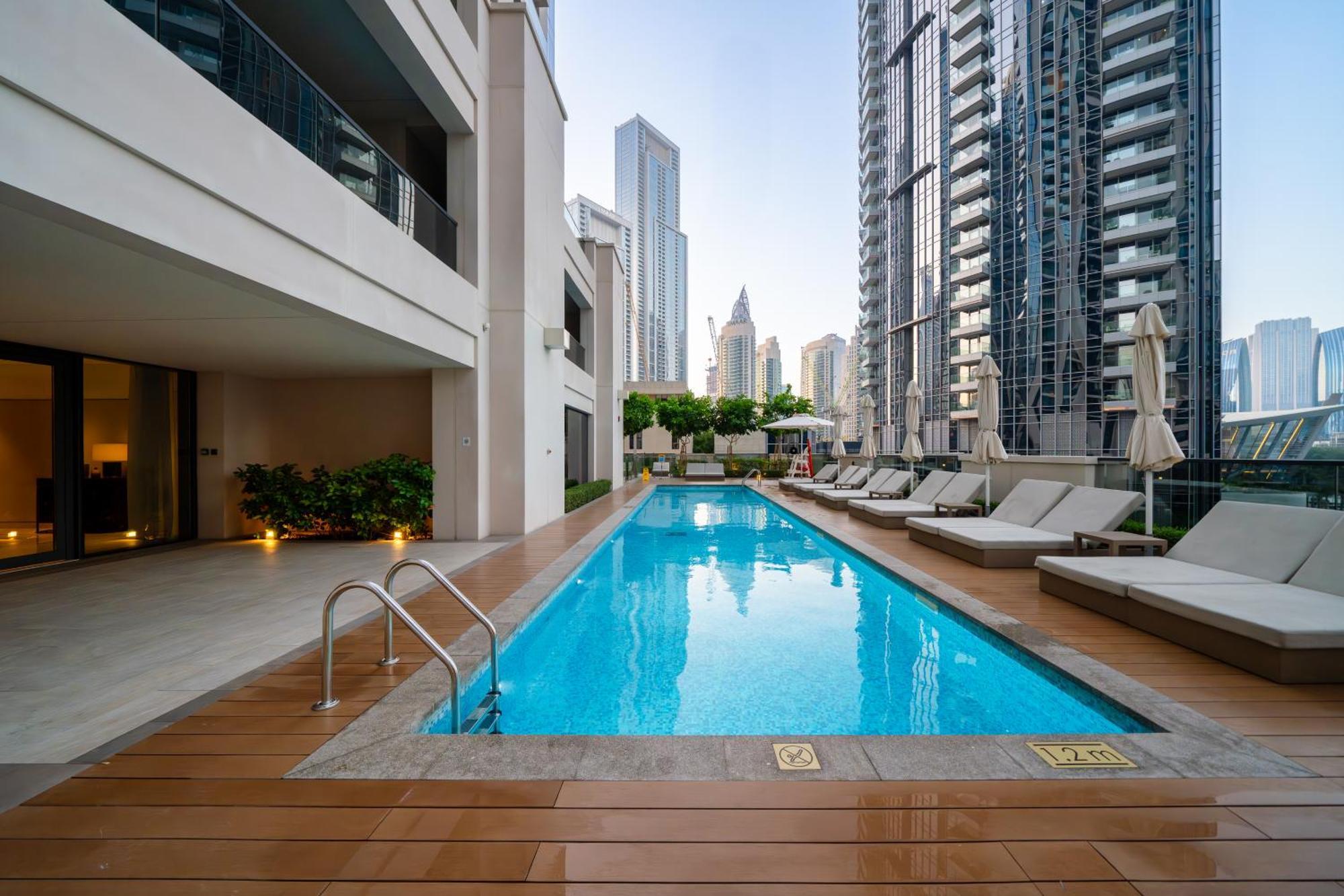 5 Min To Burj & Mall, Pool With Burj View Apartment *