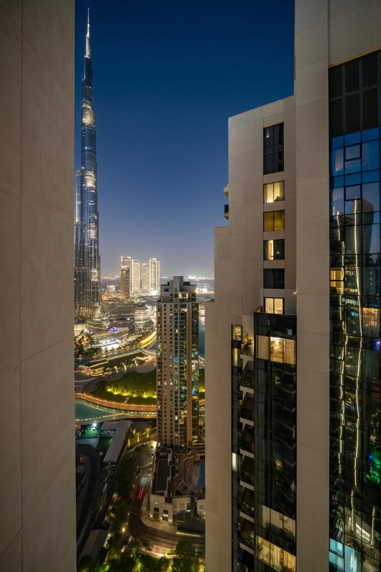 5 Min To Burj & Mall, Pool With Burj View Apartment *