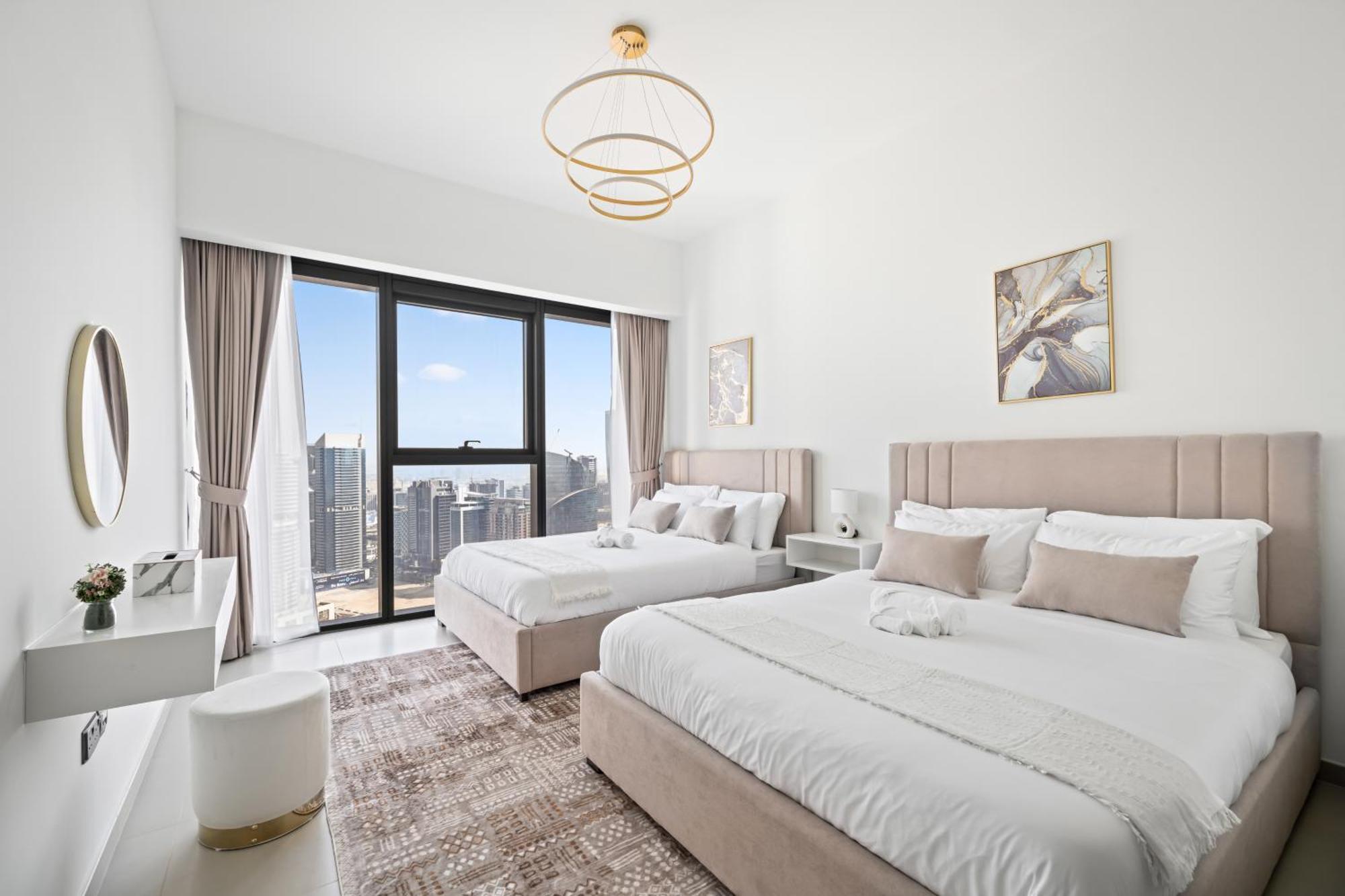 5 Min To Burj & Mall, Pool With Burj View Apartment *