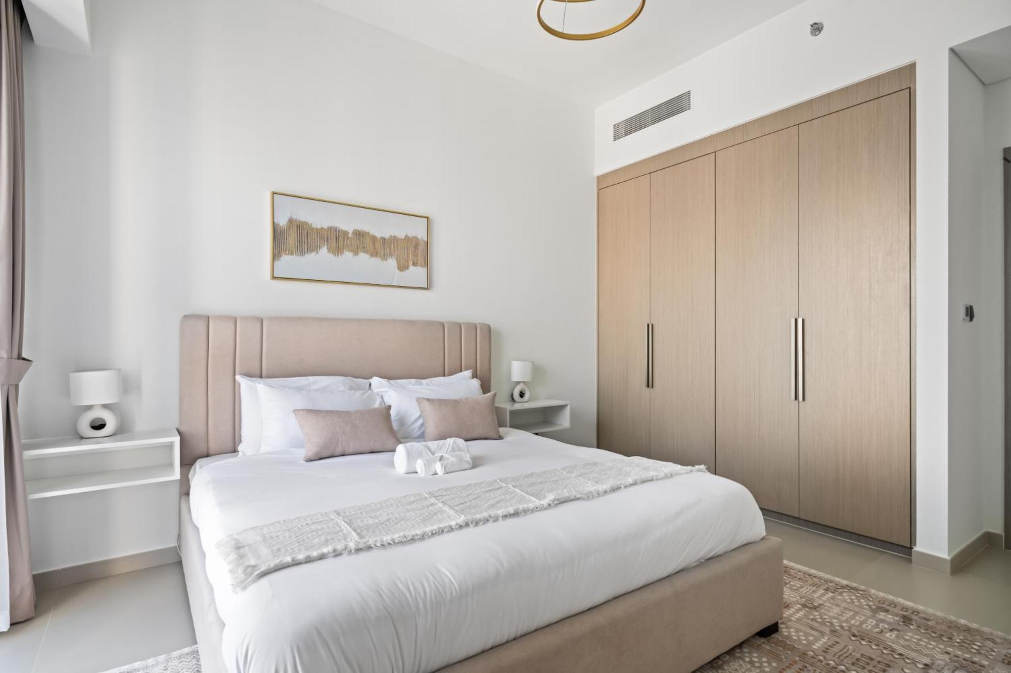 5 Min To Burj & Mall, Pool With Burj View * Dubai